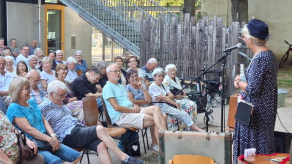 Abendveranstaltung mit Bronnweiler Weib Friedel Kehrer beim 6. Roter Kultursommer in den Sommerferien.